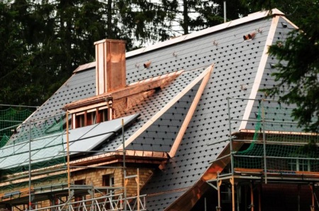 Comment réussir la rénovation de votre toiture à Nantes ?