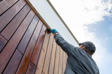Un bardage fissur&eacute; exige un d&eacute;pannage rapide pour prot&eacute;ger la fa&ccedil;ade.